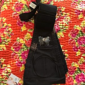 Hands free pumping bra